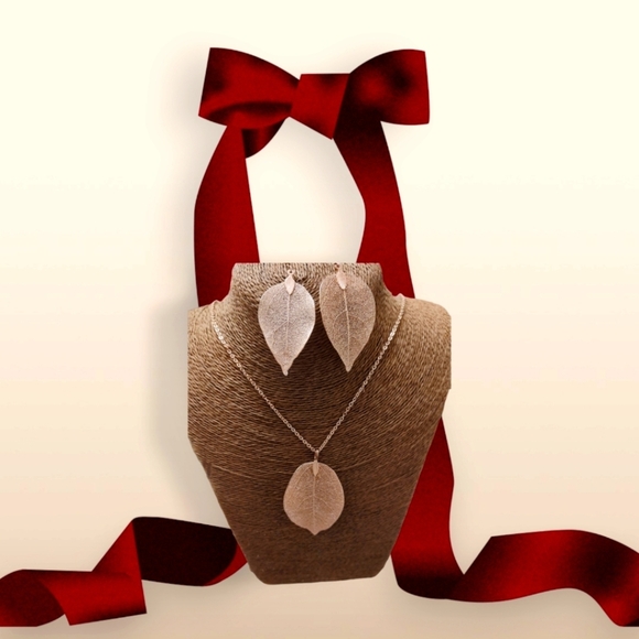 Gold Leaf Necklace & Earrings Set - Picture 3 of 3